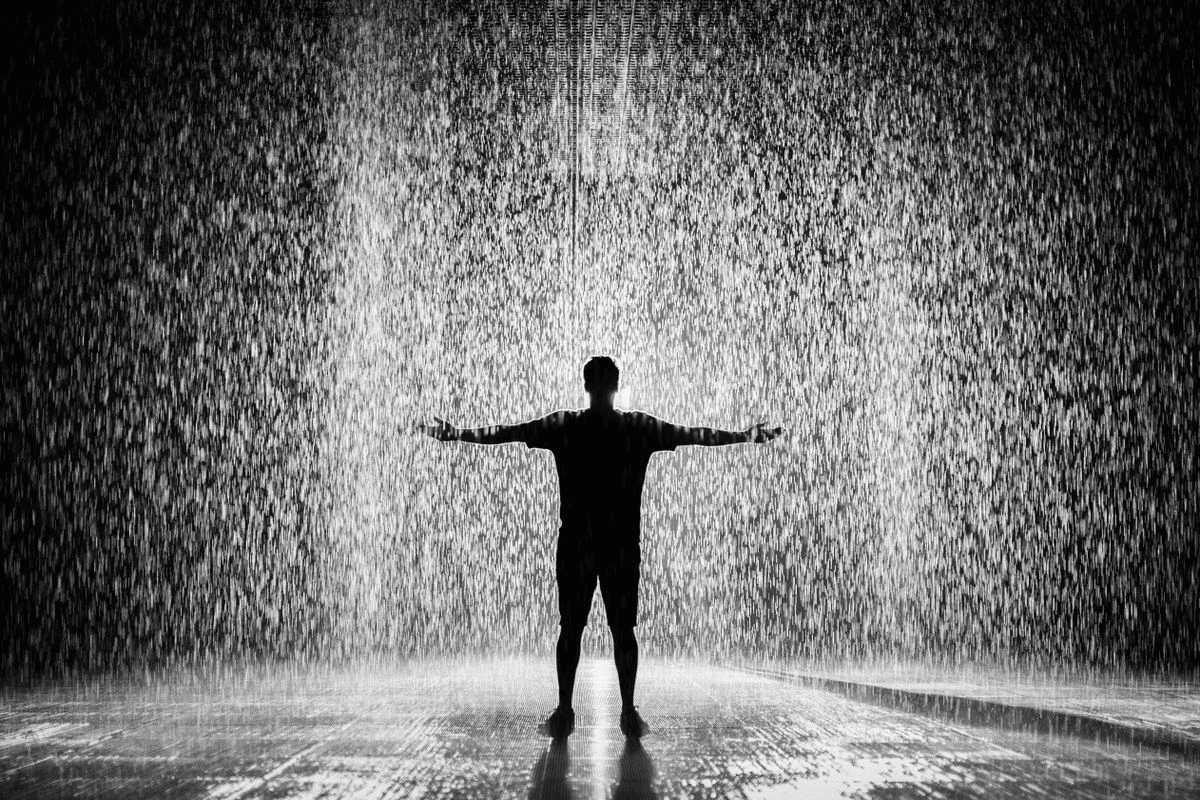 絵コンテ用のキーカット:雨の中、両腕を広げるシルエット